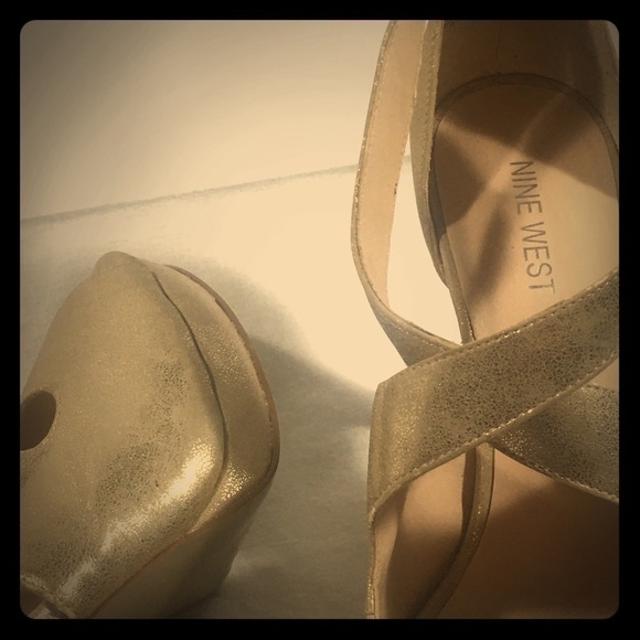 𝅺NINE WEST Platform Sandal Gold cross over Size: 10 M SHOES - Picture 3 of 9